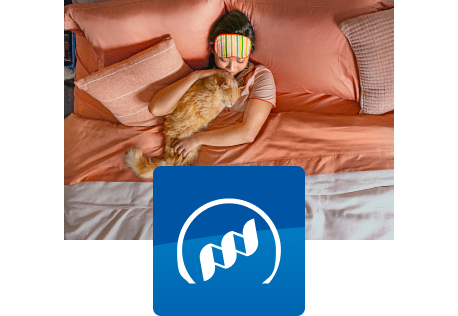 Gatto riposa nel letto con la sua proprietaria